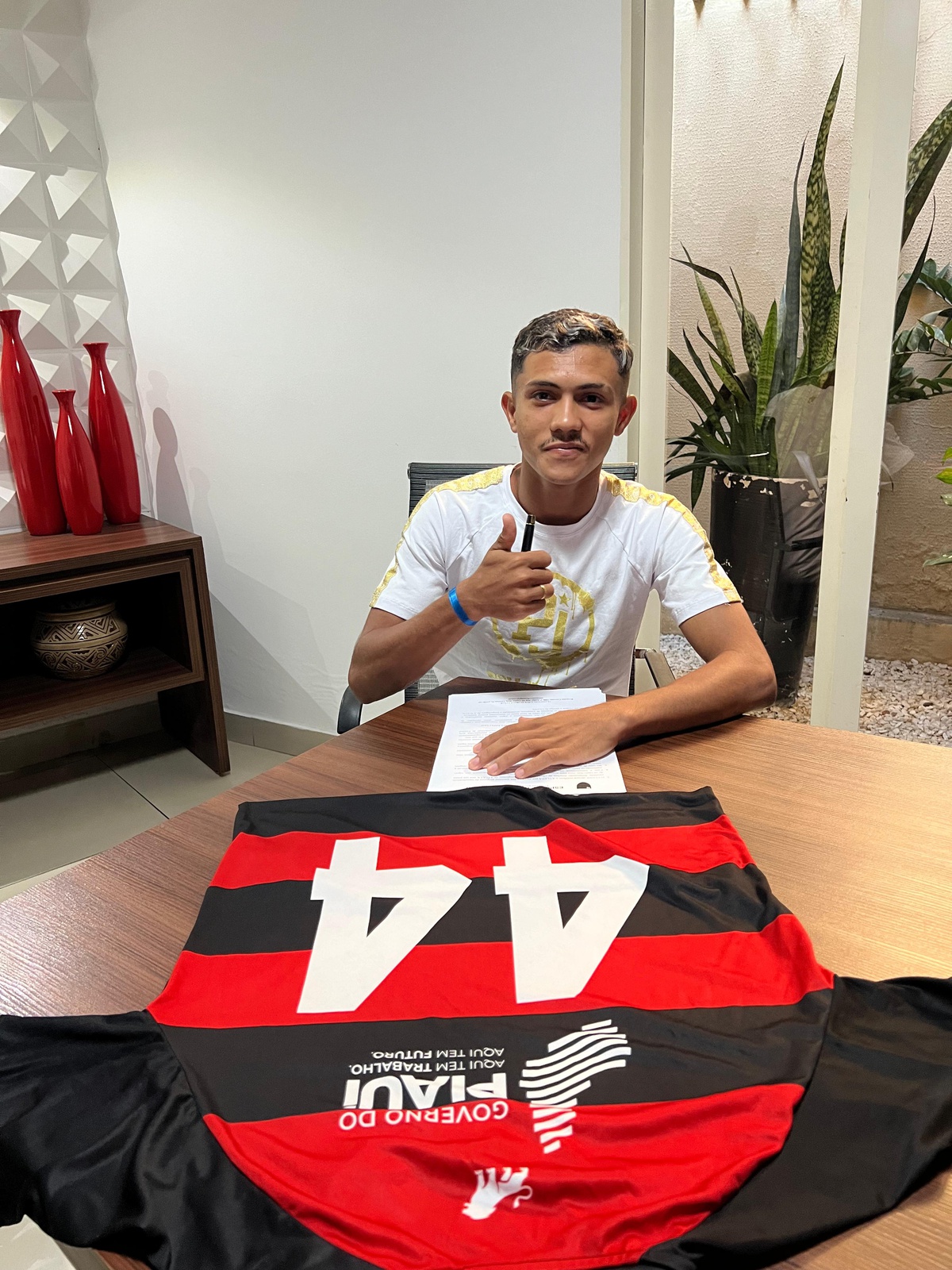 Flamengo assina contrato profissional com Maciel, revelação do Sub-20