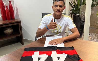 Flamengo assina contrato profissional com Maciel, revelação do Sub-20