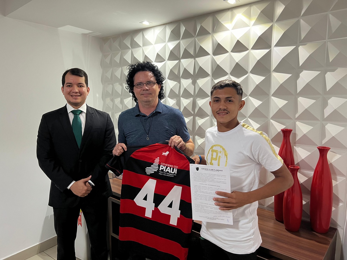 Flamengo assina contrato profissional com Maciel, revelação do Sub-20