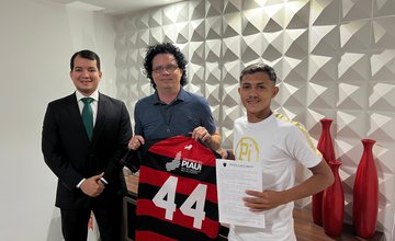 Flamengo assina contrato profissional com Maciel, revelação do Sub-20 (Foto: Divulgação/ECF)