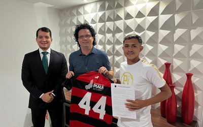 Flamengo assina contrato profissional com Maciel, revelação do Sub-20